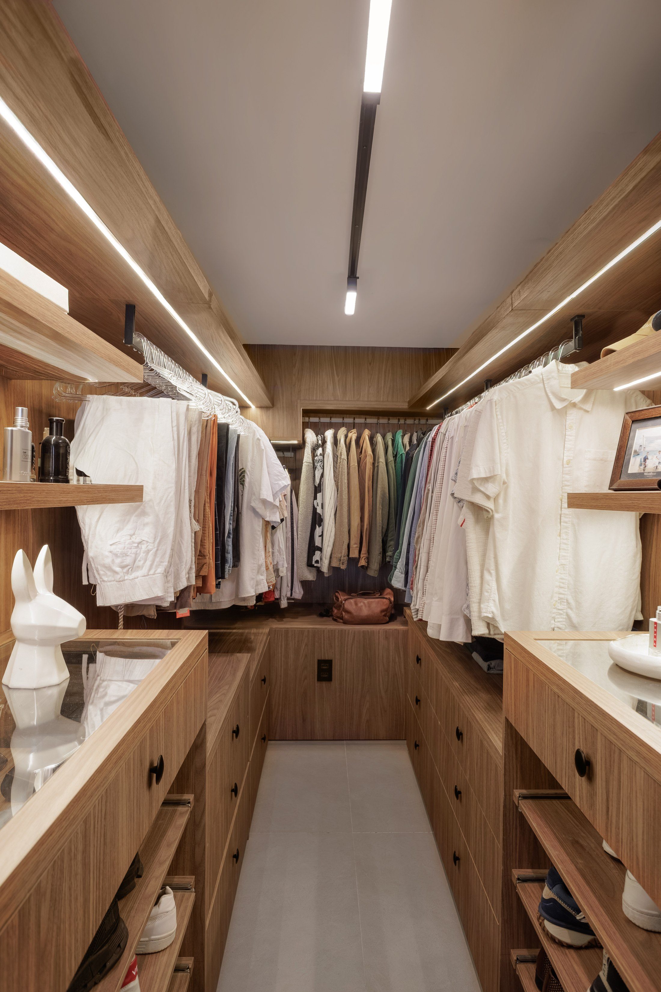 Closet sob medida com bancada de mármore preto
